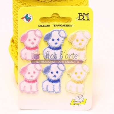 Cartela com aplicações termoadesivas de cachorros coloridos sobre fundo amarelo