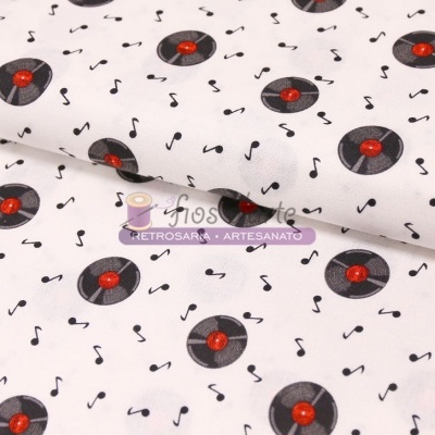 Tecido branco com padrão de discos de vinil e notas musicais