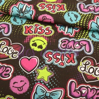 Tecido padrão colorido com palavras, corações, estrelas, laços e carinhas