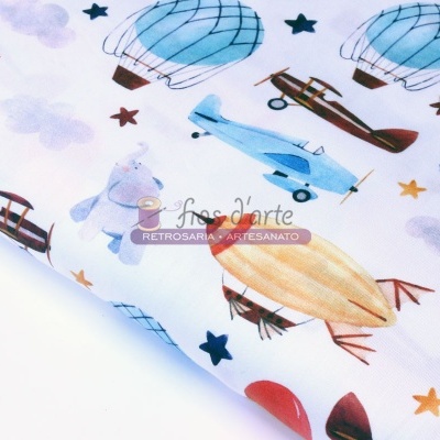 Tecido branco com padrão infantil de balões, aviões e estrelas em tons azuis, castanhos e vermelhos