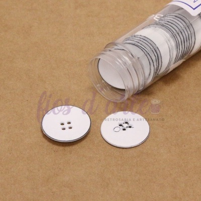 Botões redondos brancos com borda preta e tubo transparente com mais botões