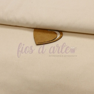 tecido cru com etiqueta em forma de coração e texto impresso