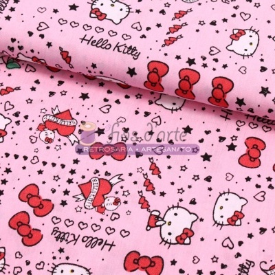 Tecido rosa com padrões Hello Kitty, laços vermelhos e estrelas pretas