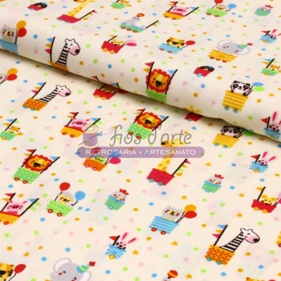 Tecido infantil com desenhos coloridos de animais e carrinhos