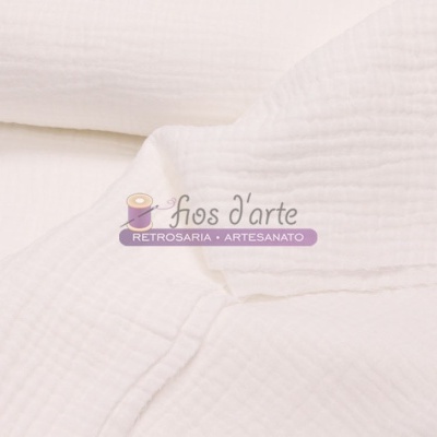 tecido branco com textura e padrão de linhas finas, marca Fios d'arte visível