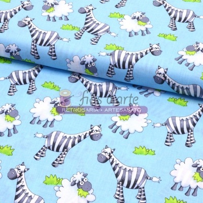 Tecido azul claro com zebras e ovelhas em padrão infantil