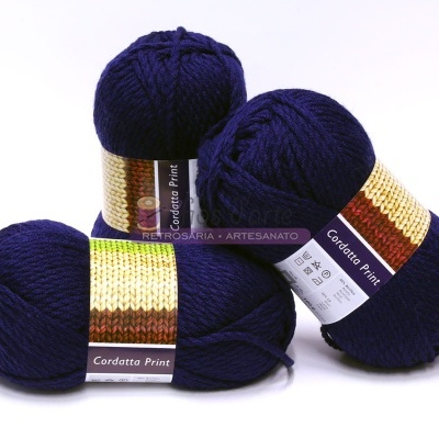 Três novelos de lã azul escuro com rótulos Cordatta Print