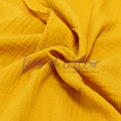 tecido amarelo mostarda com textura e texto sobreposto