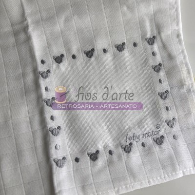 Pano branco bordado com ratinhos e texto 'fios d'arte RETROSARIA ARTESANATO' e 'by malita'.