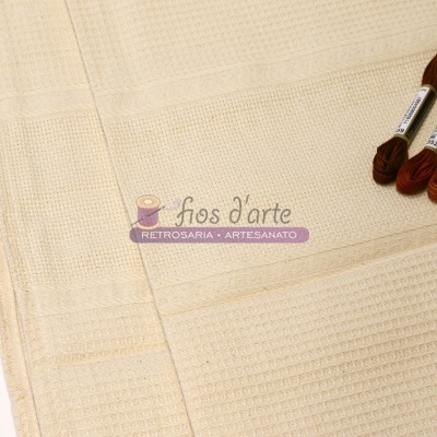 tecido cru para bordado com linhas castanhas e etiqueta fios d'arte