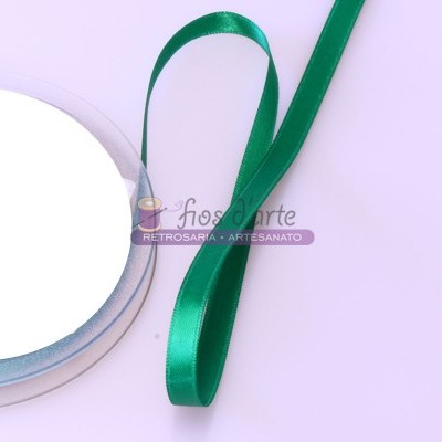 Rolo de fita de cetim verde com etiqueta sobre fundo lilás