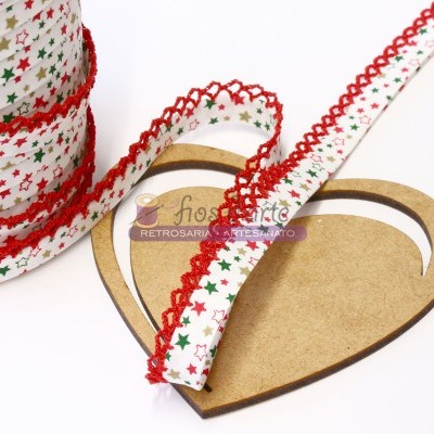 fita decorativa branca com estrelas vermelhas e verdes e borda vermelha rendada sobre base de madeira em forma de coração