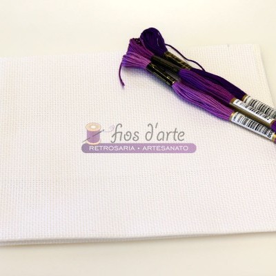 Panos de bordado brancos com novelos de fio roxo e etiquetas