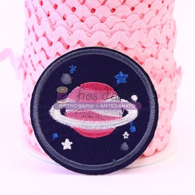 Emblema bordado redondo de planeta Saturno e estrelas sobre fita rosa trançada
