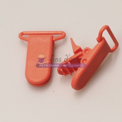 Prendedores de plástico laranja sobre fundo branco