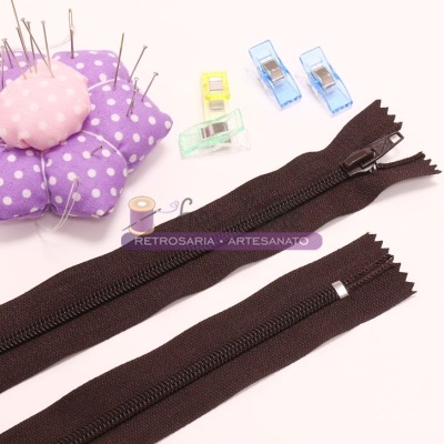 Acessórios de costura com alfineteiro, fechos éclair e pregadores coloridos