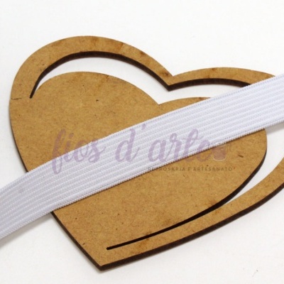 Elástico branco sobre forma de coração em madeira sobre fundo branco.