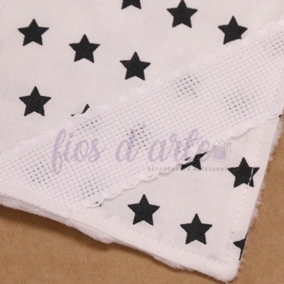 Pano branco com estrelas pretas e etiqueta 'fios d'arte'