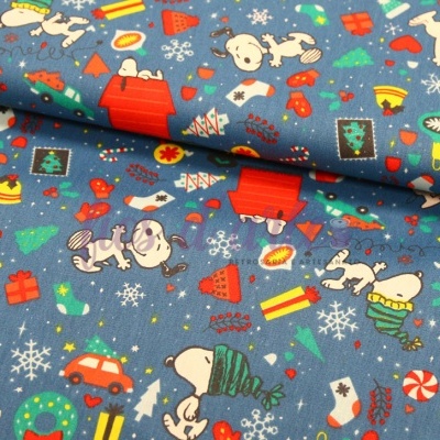 Tecido azul com padrão natalício do Snoopy e outros elementos em várias cores