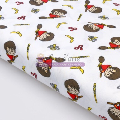 Tecido branco com personagens animadas e objetos coloridos estampados