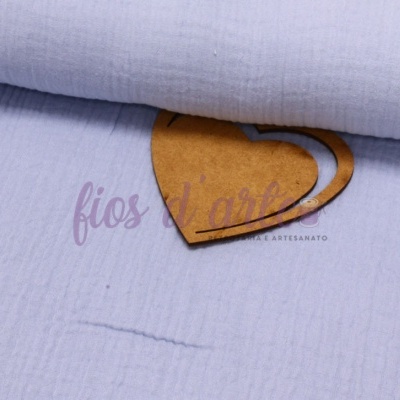Tecido lilás claro com etiqueta de papel castanho em forma de coração