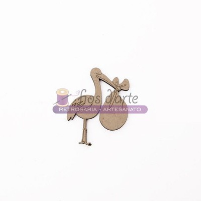 Pendurador em madeira MDF em forma de cegonha com bebé