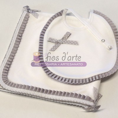 Conjunto branco de bebé com bordas cinzentas pregueadas e laços cinzentos com bolinhas brancas