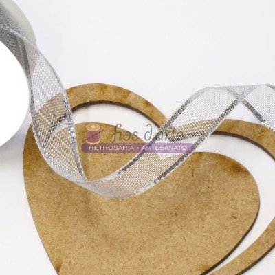 Fita decorativa prateada e molduras de madeira em forma de coração