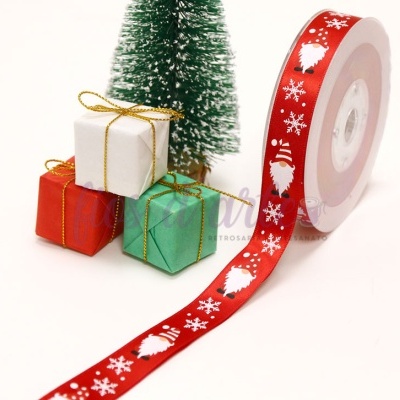 Fita vermelha decorativa de Natal com mini presentes e árvore pequena