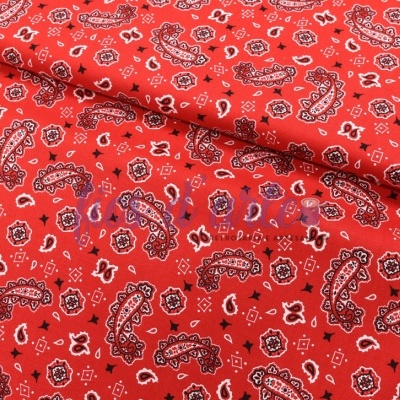 Tecido vermelho com padrão paisley preto e branco
