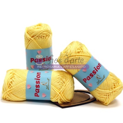 Três novelos de lã amarelos com rótulos azuis claros