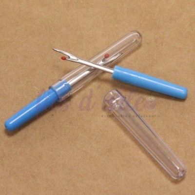 Descosedores de linha com cabo azul e ponta metálica sobre superfície castanha