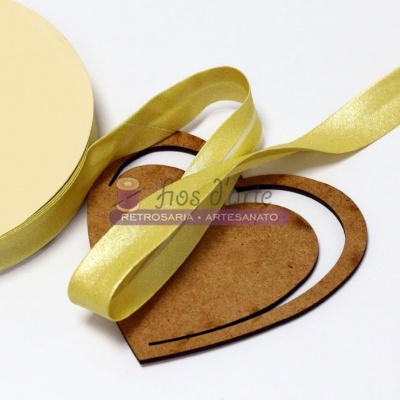Fita de cetim amarela clara com suporte de cartão castanho