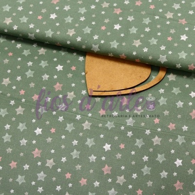Tecido verde com estrelas brancas e rosa próximo de embalagem de papel castanho