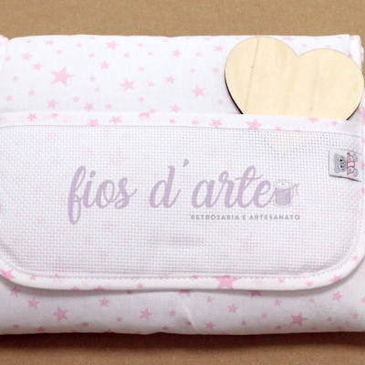 Toalha branca com estrelas cor-de-rosa e bolso com texto fios d arte, coração de madeira e flor branca