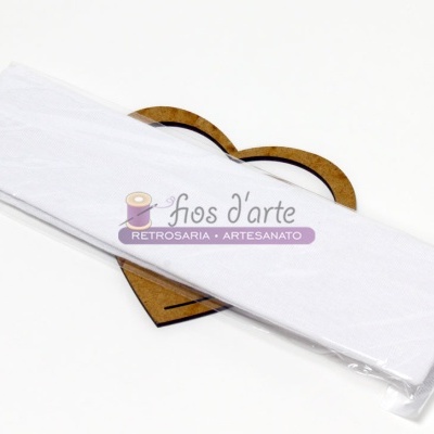 Fita branca de tecido embalada em plástico com etiqueta 'fios d'arte' sobre suporte de madeira em forma de coração
