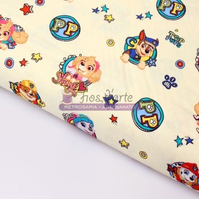 Tecido branco com padrão colorido de personagens da Paw Patrol