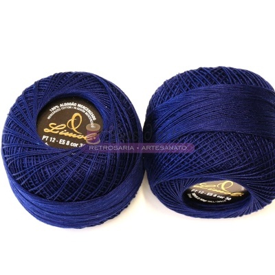 Dois novelos de linha azul escuro com rótulos pretos sobre fundo branco