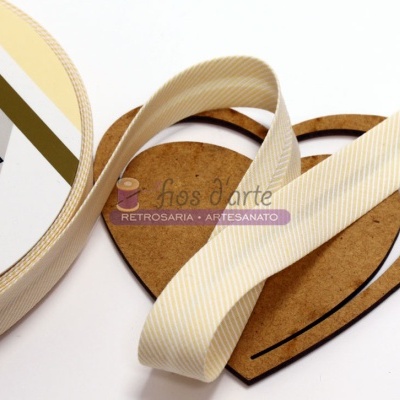 Fita creme com riscas brancas em carretel com etiqueta e cartão em forma de coração