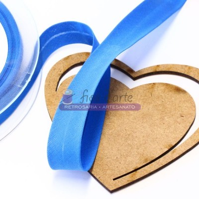 Fita de cetim azul com suporte branco e forma de coração em madeira clara