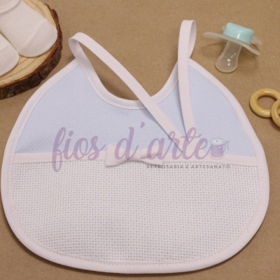 Babete de bebé branco e azul claro com acessórios