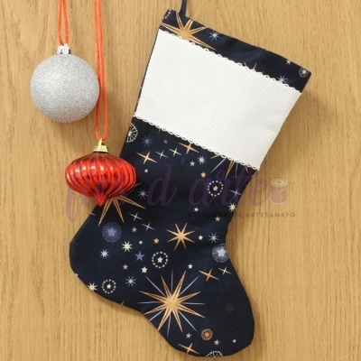 Meia de Natal azul com estrelas e bolas decorativas vermelha e prateada penduradas