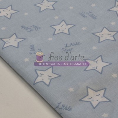 Tecido azul claro com estrelas brancas e texto Little Star, etiqueta fios d'arte