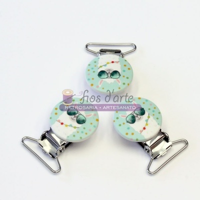 Três presilhas redondas azuis claras com pontos coloridos e metal