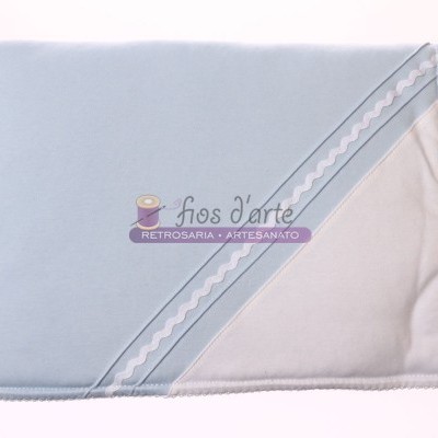 Manta azul clara com faixas decorativas e interior branco