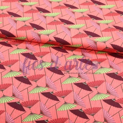 Tecido vermelho com padrão de leques em castanho e bege.