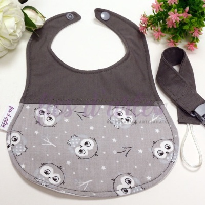 Babete e presilha para chupeta cinza com padrão de corujas