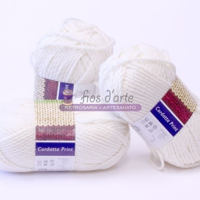 Novelos de lã branca com rótulos coloridos da marca Fios d'arte.