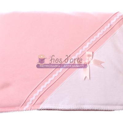 Manta de bebé rosa e branca com decoração em fita e laço