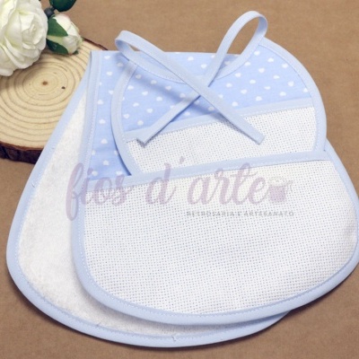 Babetes para bebé azuis com corações brancos e branco perfurado